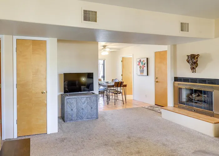 Holiday home Bright W/ Patio By Rillito River Path!